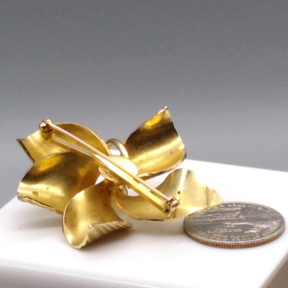 Vintage Golden Flower Brooch with Ridged Petals and Elegant Pearl Center, Modern - Picture 4 of 4